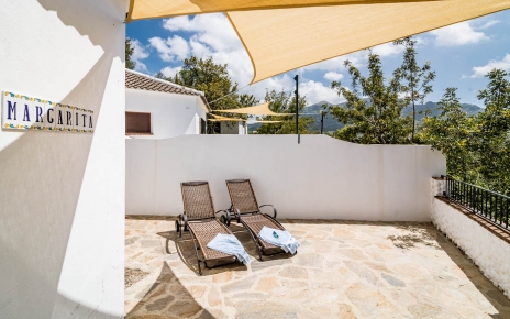 Su terraza privada tiene una parte con sombra 